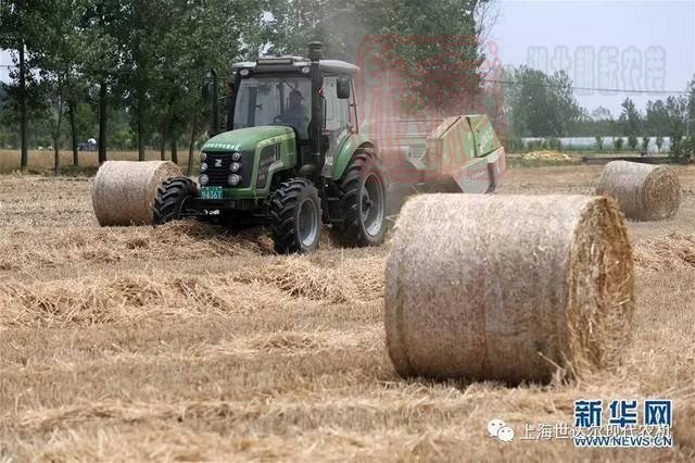 新華社記者鏡頭中的世達爾打捆機