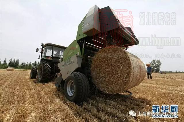 新華社記者鏡頭中的世達爾打捆機