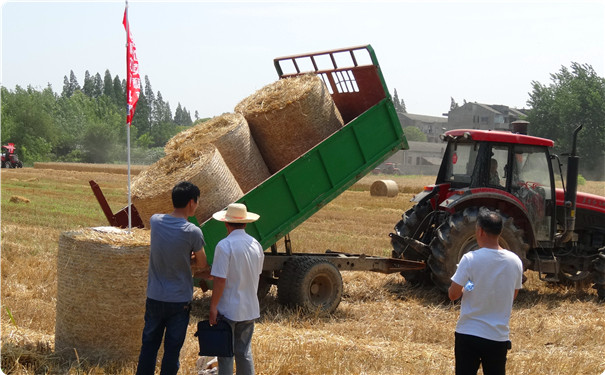 仙桃秸稈綜合利用撿拾打捆現場會
