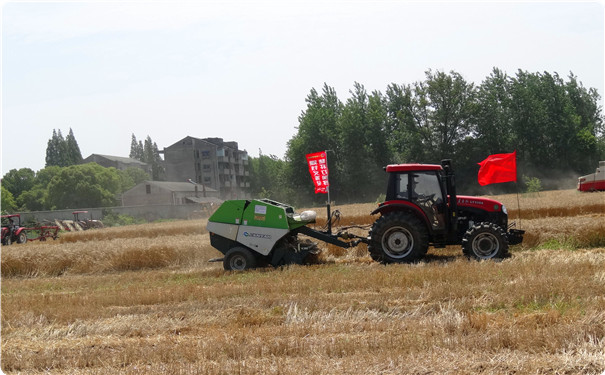 仙桃秸稈綜合利用撿拾打捆現場會
