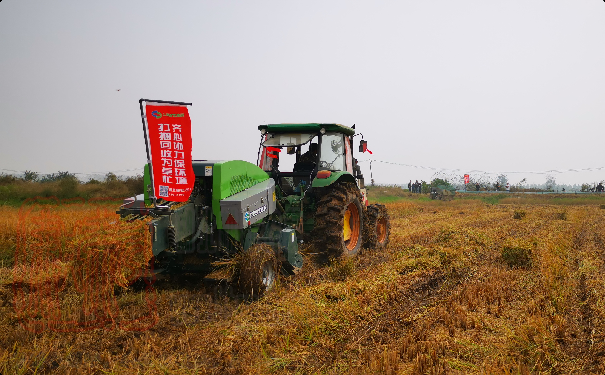 陽新縣荊頭山助環保增促收 秸稈打捆變廢為寶